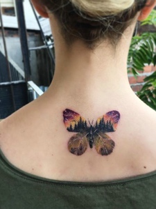 欧美女孩身后彩色小蝴蝶纹身图案