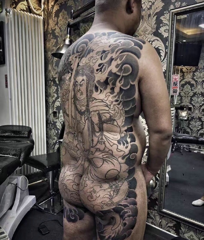 点击大图看下一张：个性男士满背黑白传统雷神纹身图案
