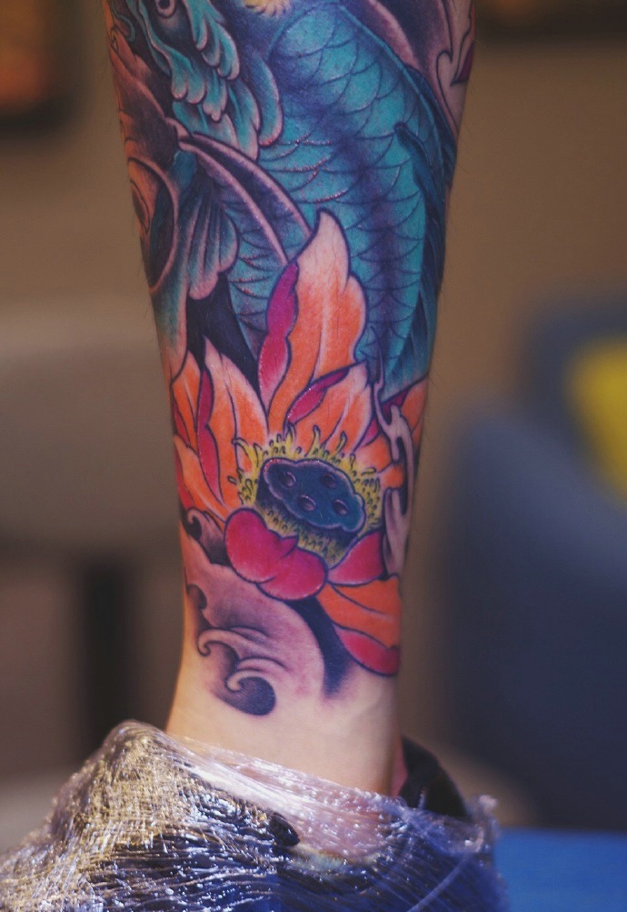点击大图看下一张：包小腿鲜艳明亮的彩色鲤鱼纹身图案