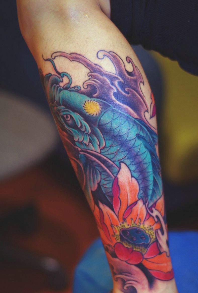 点击大图看下一张：包小腿鲜艳明亮的彩色鲤鱼纹身图案