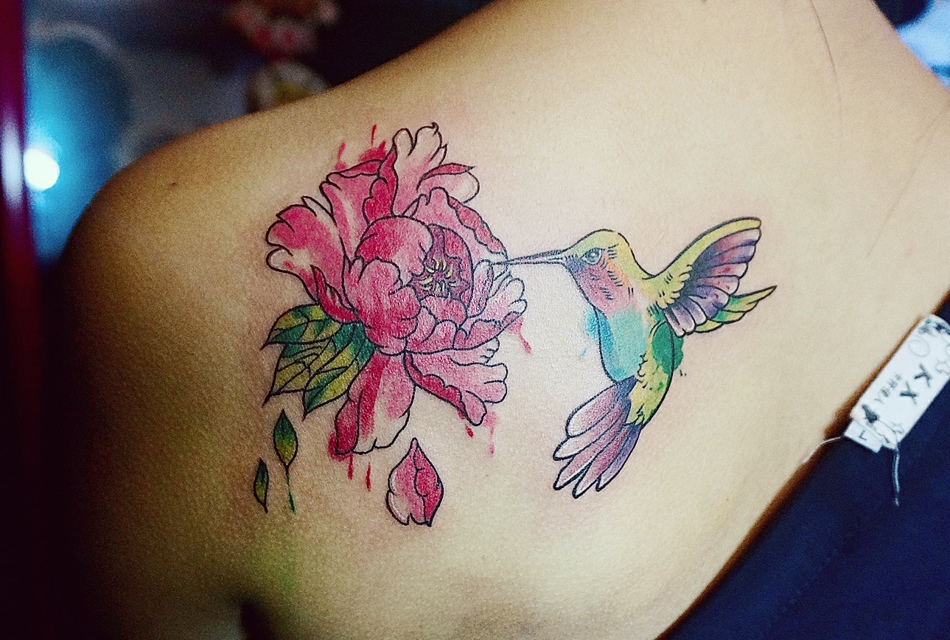 点击大图看下一张：小燕子叼花的后背个性纹身图案