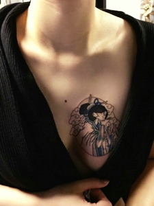 女生胸前古代花妓纹身图案