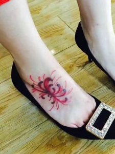 女生脚背漂亮的彼岸花纹身图案