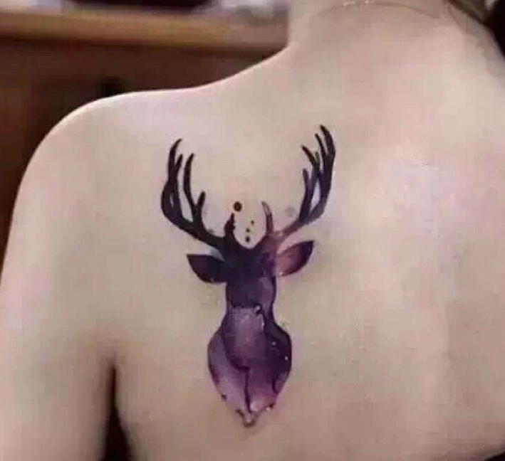 点击大图看下一张：后背亮丽紫色小鹿纹身图案很可爱