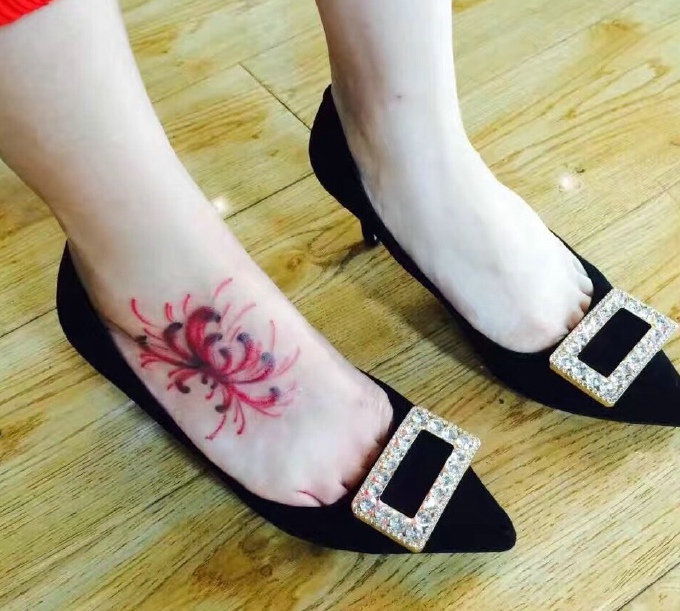 点击大图看下一张：女生脚背漂亮的彼岸花纹身图案