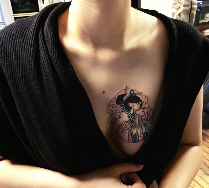 点击大图看下一张：女生胸前古代花妓纹身图案