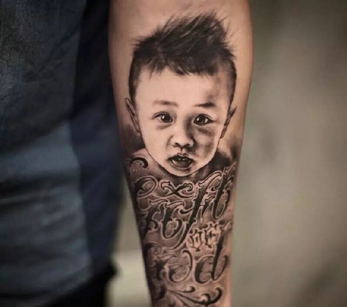 点击大图看下一张：英文与小男孩肖像的手臂纹身图案