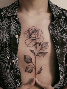 花衣男子胸前一朵玫瑰纹身图案