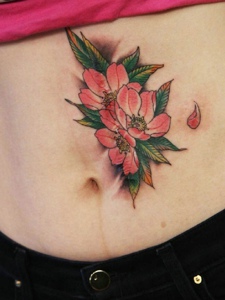 美丽盛开的后背花朵纹身图案