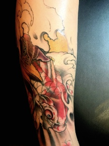 新时代手臂彩色红鲤鱼纹身图案