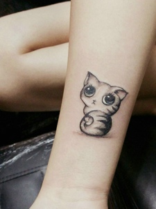 小腿处一只可爱大眼小猫纹身图案