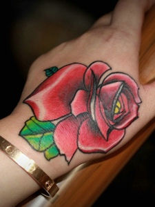 性感抢眼的手背大红玫瑰纹身图案