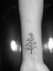 手臂一颗小树纹身图案简单秀气