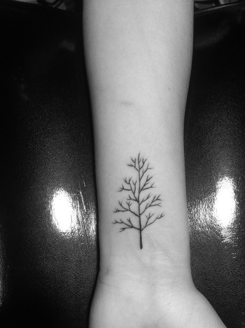 点击大图看下一张：手臂一颗小树纹身图案简单秀气