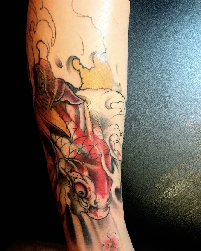 点击大图看下一张：新时代手臂彩色红鲤鱼纹身图案