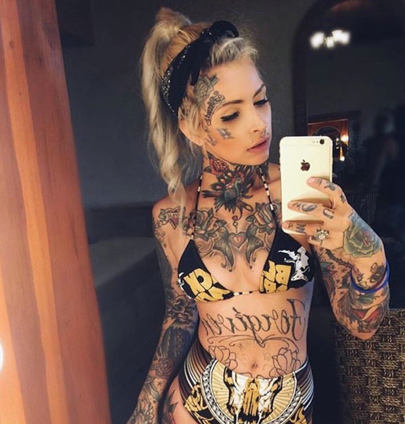点击大图看下一张：火辣辣的欧美女郎满身纹身图案很性感