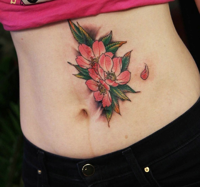 点击大图看下一张：美丽盛开的后背花朵纹身图案