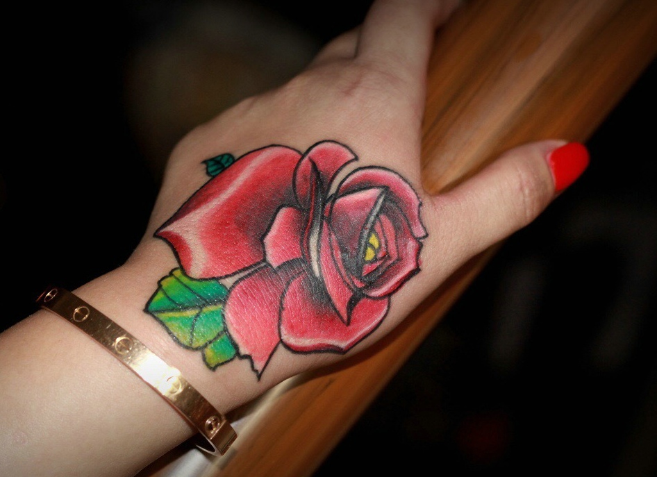 点击大图看下一张：性感抢眼的手背大红玫瑰纹身图案