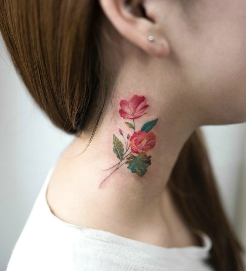 点击大图看下一张：个性女孩颈部侧边艳丽花朵纹身图案