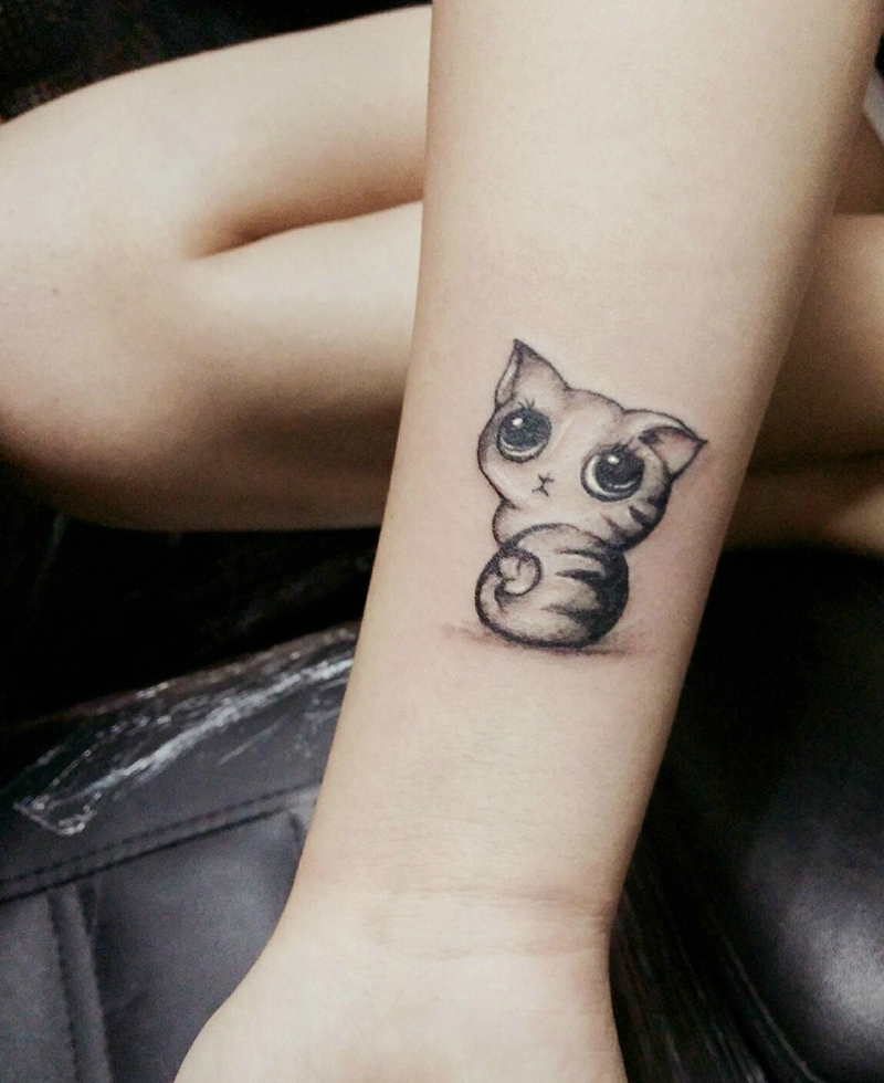 点击大图看下一张：小腿处一只可爱大眼小猫纹身图案
