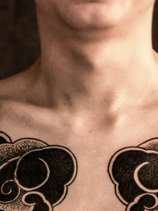 胸前两边图腾纹身刺青魅力十足