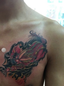 男士胸口一只凶猛的火麒麟纹身图案