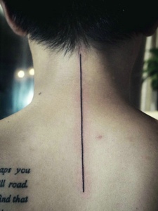 脖子与脊椎的竖条一字纹身图案
