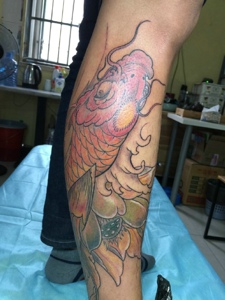 小腿处活力清新的红鲤鱼纹身图案