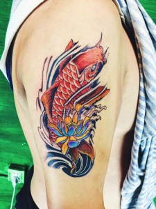 莲花与红鲤鱼结合的花臂纹身图案