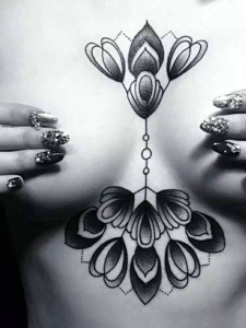 性感美眉胸部时尚漂亮的花朵纹身图案