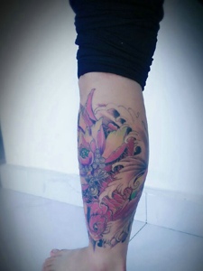 莲花与鲤鱼混合的腿部纹身图案