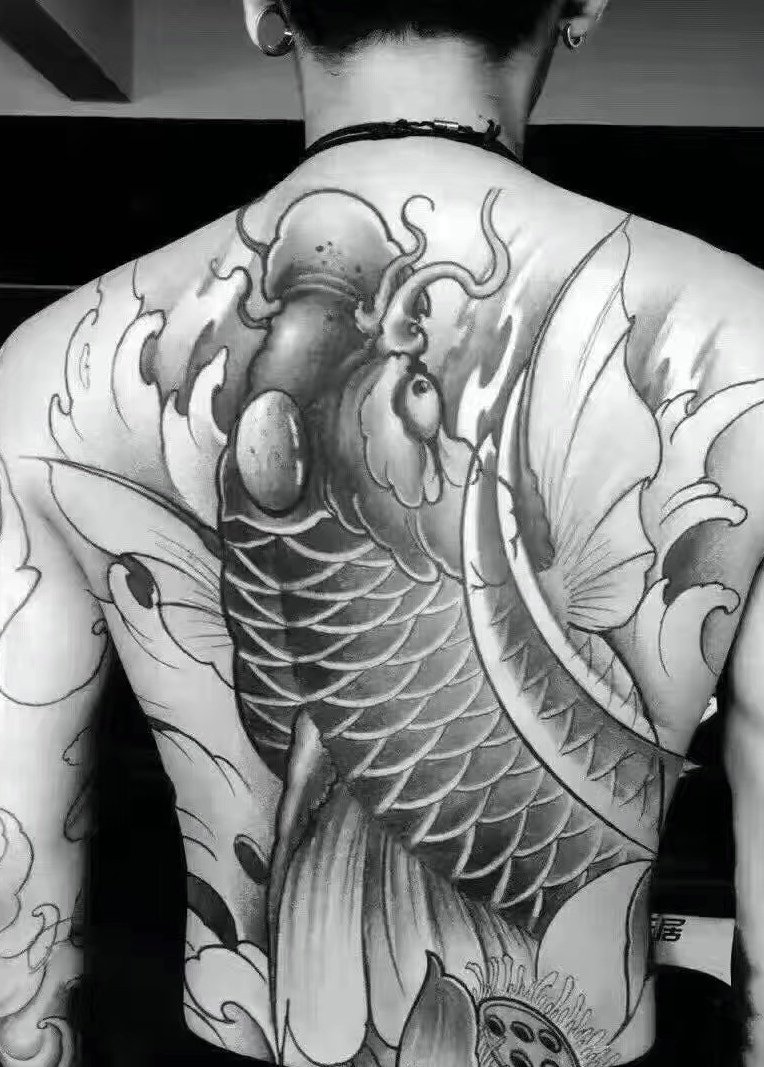 点击大图看下一张：满背黑白大鲤鱼纹身图案很经典