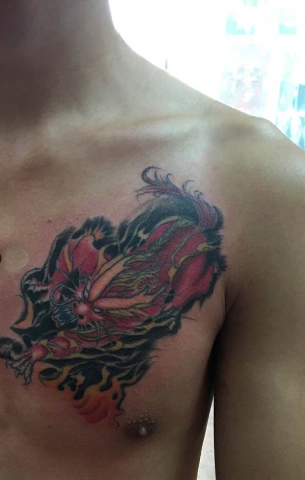 点击大图看下一张：男士胸口一只凶猛的火麒麟纹身图案