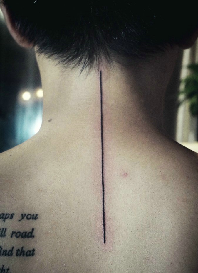 点击大图看下一张：脖子与脊椎的竖条一字纹身图案