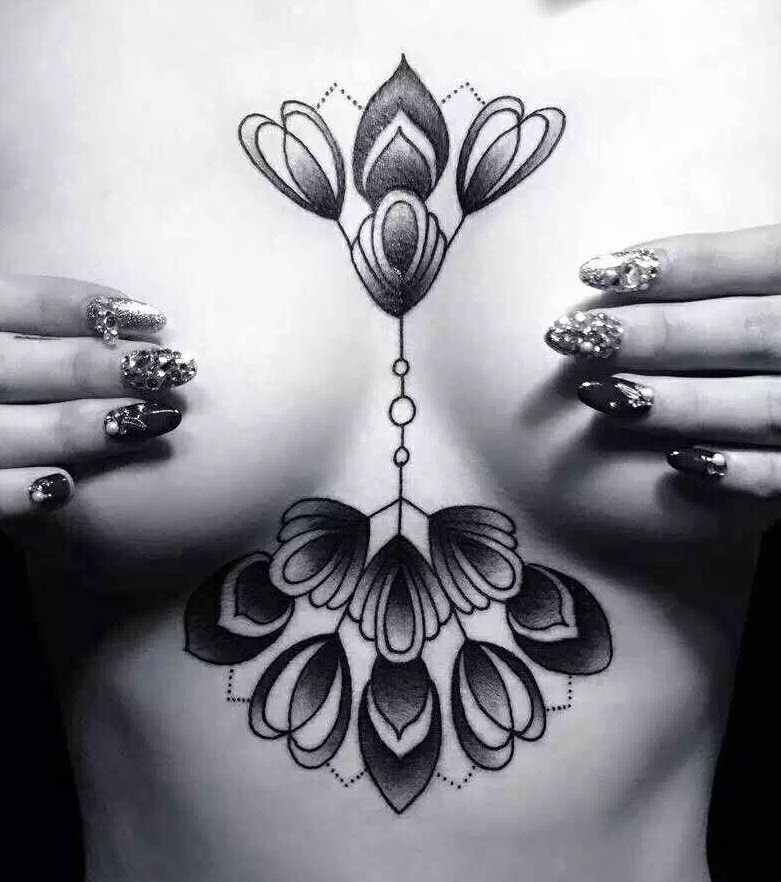 点击大图看下一张：性感美眉胸部时尚漂亮的花朵纹身图案