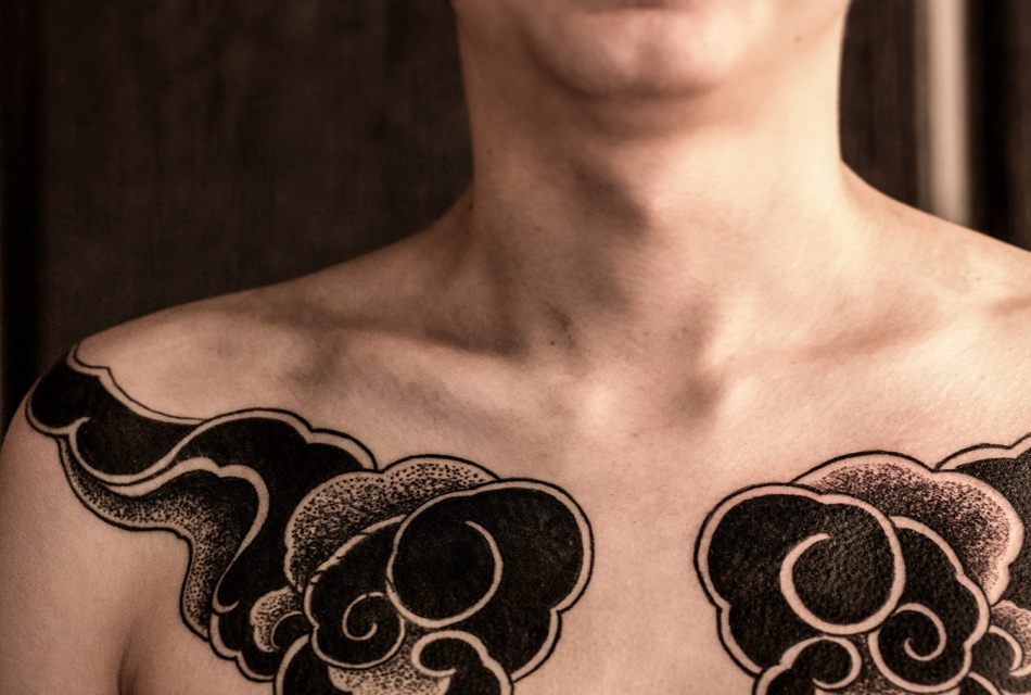 点击大图看下一张：胸前两边图腾纹身刺青魅力十足