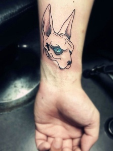 手腕上的个性动物头部纹身图案
