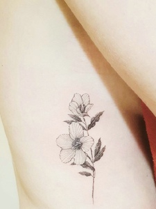 侧腰部简单时尚的花朵纹身图案
