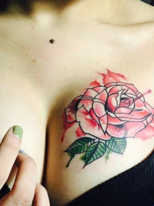 巨乳美女胸口上的性感玫瑰纹身图案