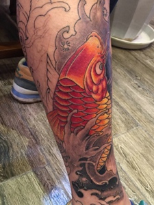包小腿彩色红鲤鱼纹身图案很有活力