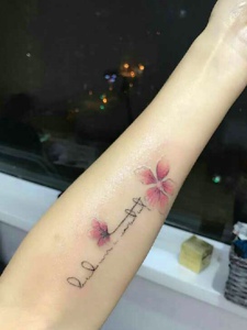 小清新英文与樱花结合的手臂纹身图案