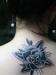 处在女生后背的精美玫瑰纹身图案