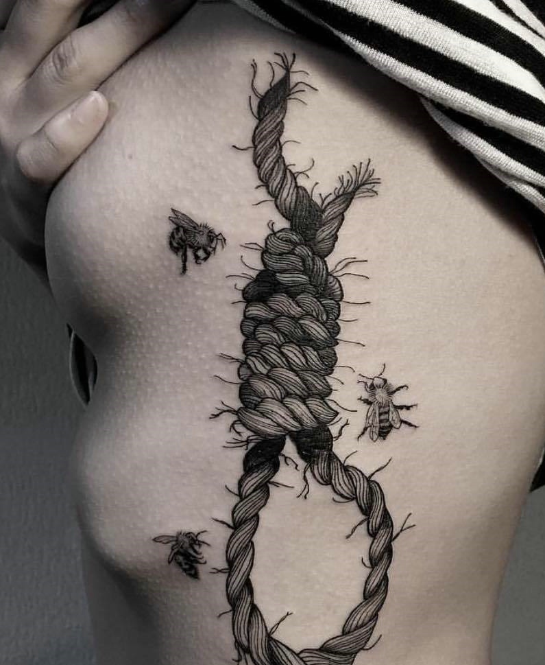 点击大图看下一张：侧腰部有趣的绳子纹身图案