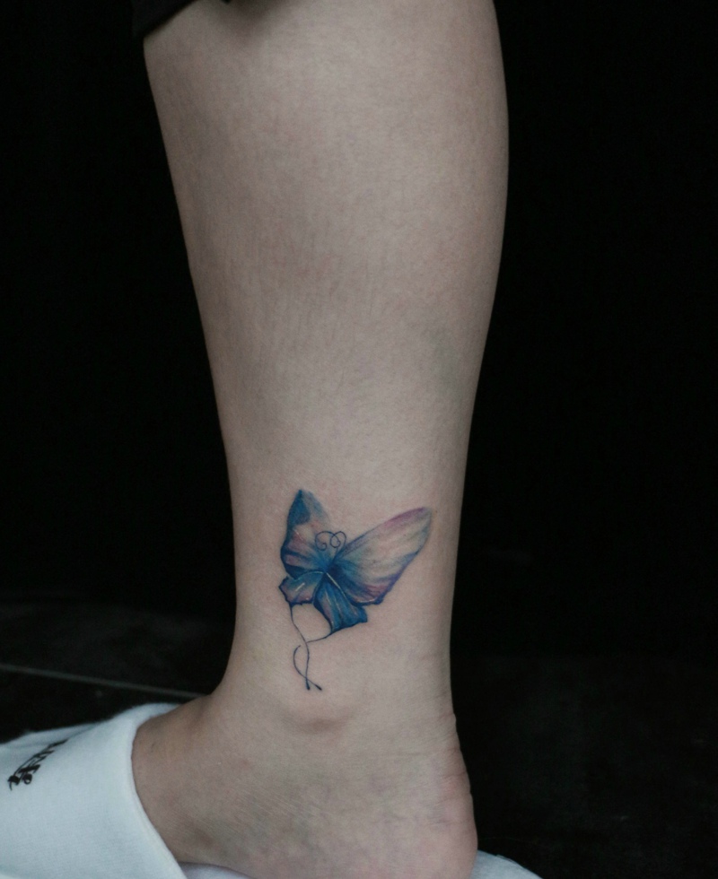 点击大图看下一张：裸脚侧边上的彩色蝴蝶纹身图案
