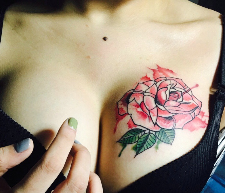点击大图看下一张：巨乳美女胸口上的性感玫瑰纹身图案