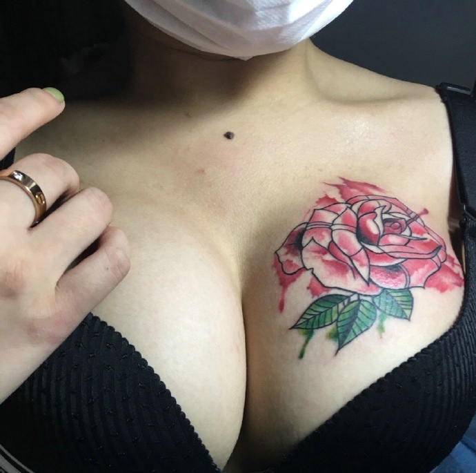点击大图看下一张：巨乳美女胸口上的性感玫瑰纹身图案