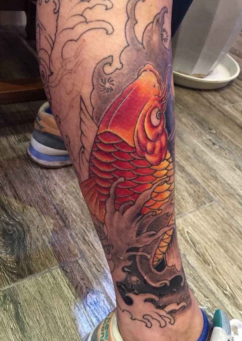 点击大图看下一张：包小腿彩色红鲤鱼纹身图案很有活力
