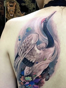 美丽骄傲的一只天鹅后背纹身图案