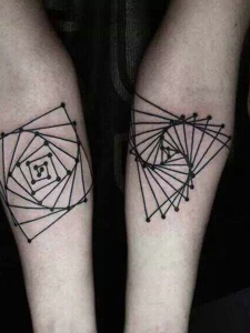 有趣的几何图案拼成的手臂情侣纹身图案