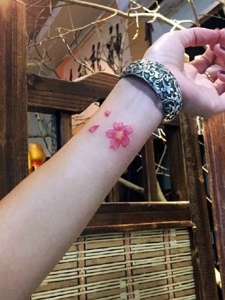 小清新时尚手臂樱花纹身图案
